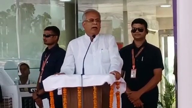 महामाया एयरपोर्ट के रनवे को देखकर मुख्यमंत्री भूपेश बघेल ने जताई खुशी, सरगुजा में एयर कनेक्टिविटी बढऩे से पर्यटन को मिलेगा बढ़ावा