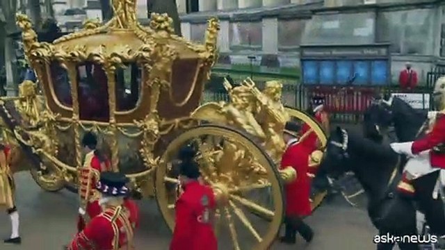 Carlo III: il sovrano e Camilla lasciano Westminster Abbey