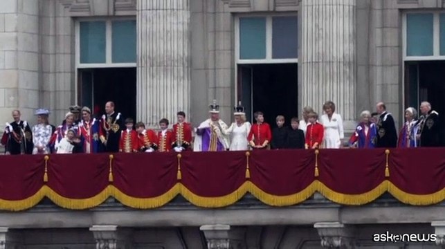 Carlo III: la famiglia reale si affaccia dal balcone dopo l'incoronazione