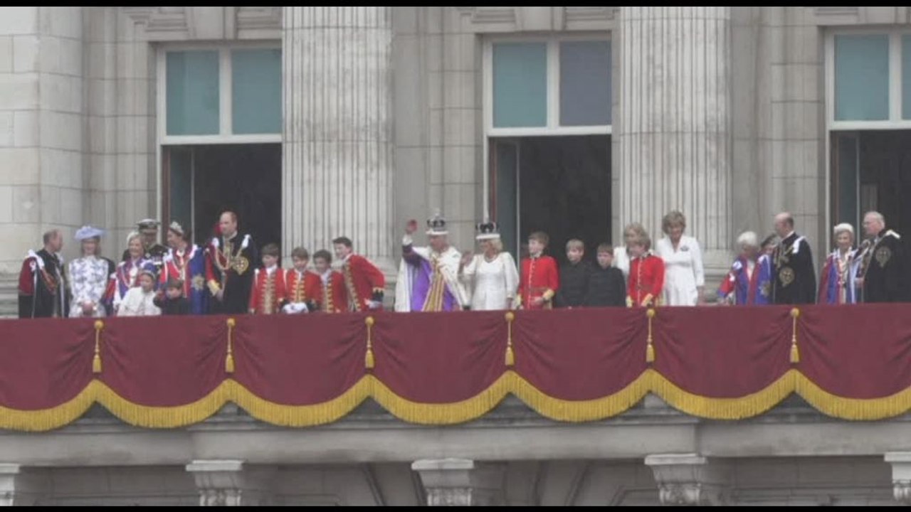 Carlo III: la famiglia reale si affaccia dal balcone dopo l'incoronazione