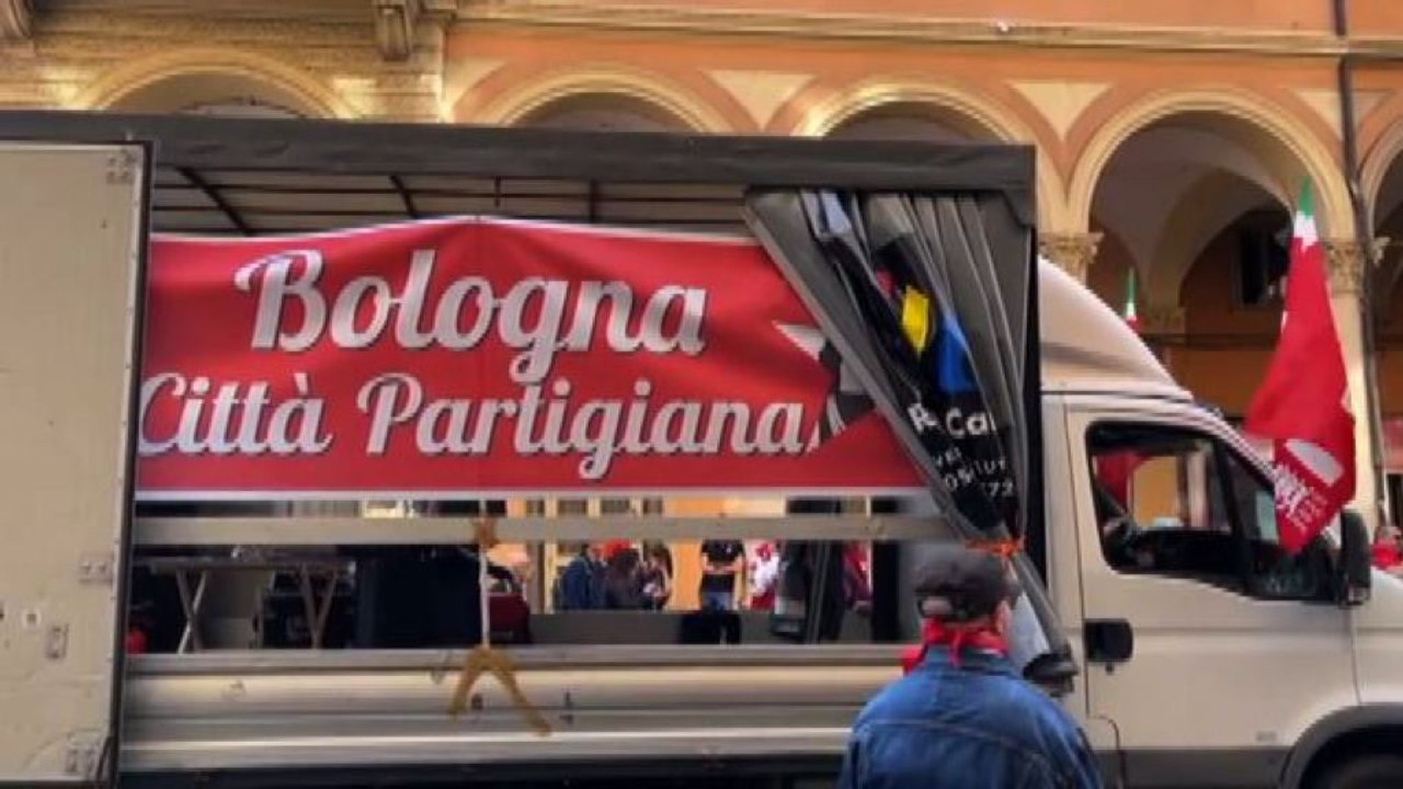 Lavoro, in 30 mila a Bologna per la manifestazione Cgil, Cisl e Uil