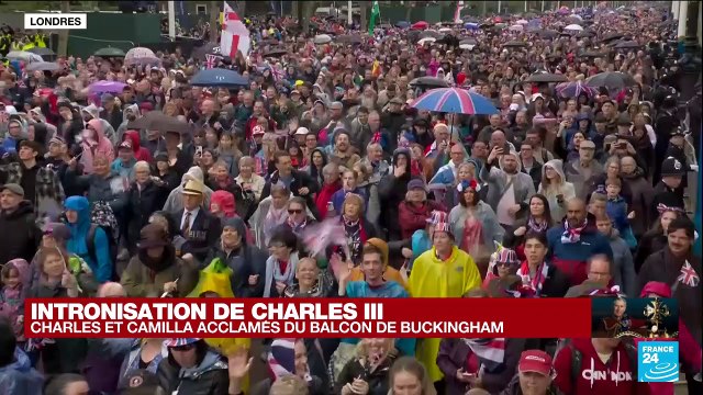 Charles III et la reine Camilla saluent la foule depuis le balcon du palais de Buckingham