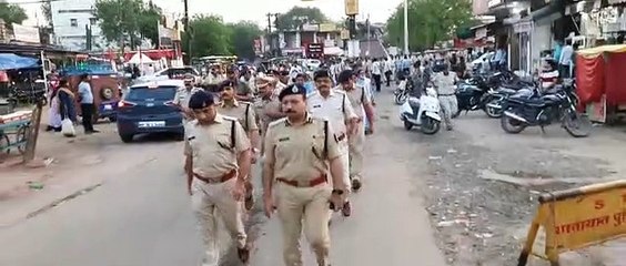 शहर की सड़क पर एसपी-एएसपी और पुलिस बल