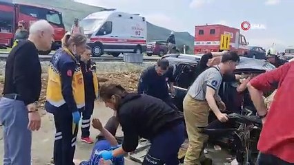 İzmir'de iki otomobil kafa kafaya çarpıştı: 6 yaralı