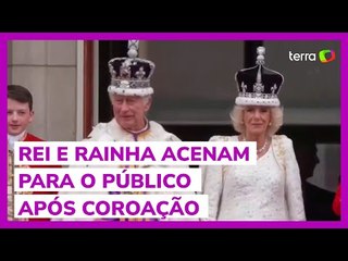 Rei Charles III e rainha Camilla acenam para o público na varanda do Palácio de Buckingham