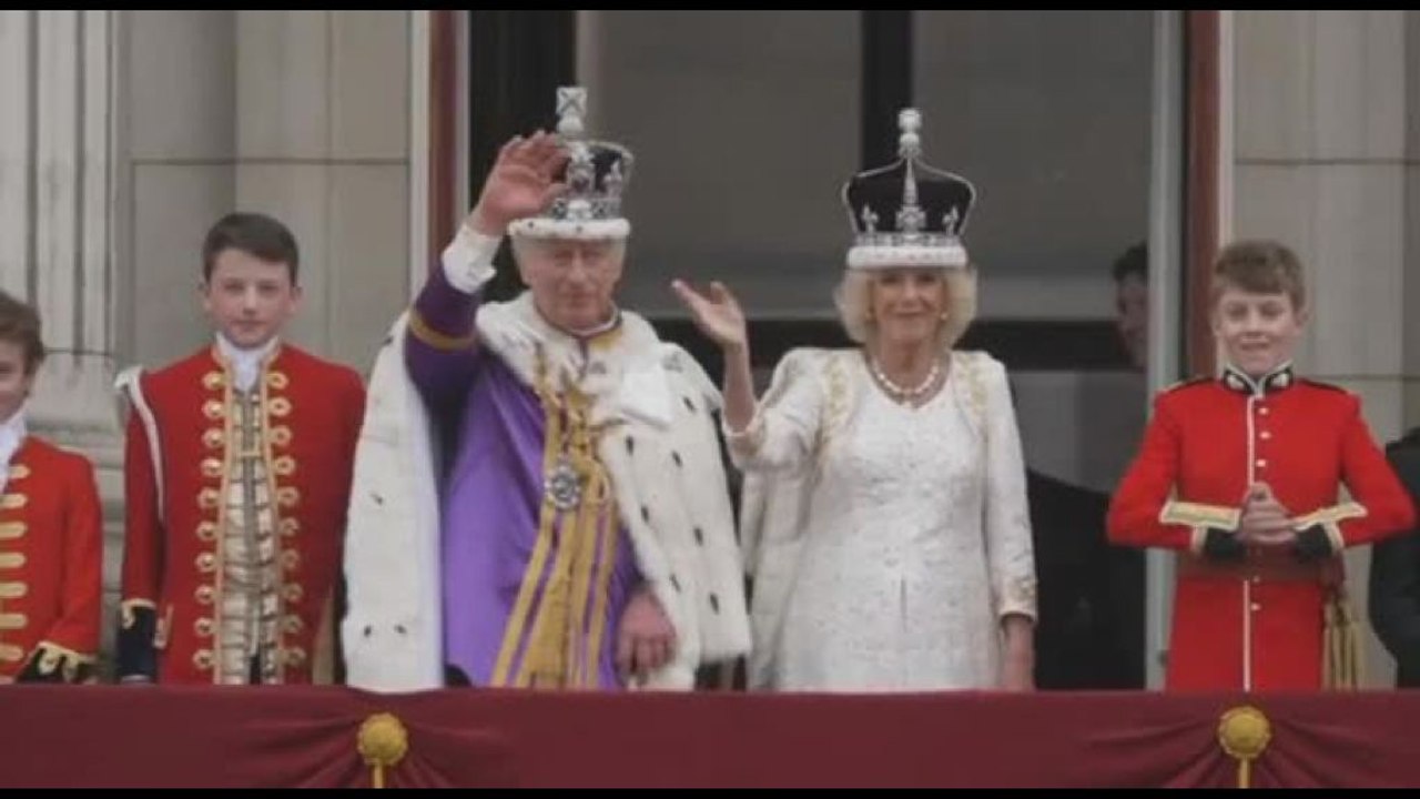 Carlo III e la regina Camilla: con la corona a Buckingham Palace