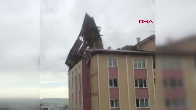 Sivas'ta Şiddetli Rüzgar 8 Katlı Apartmanın Çatısını Uçurdu