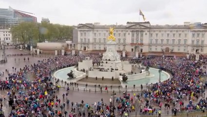 Moment crowd rushes forwards to get place in front of Buckingham Palace