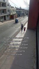 Padre de familia recoge a su hija del colegio y se van cantando a todo pulmón