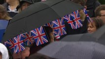 Lluvia, paraguas, miles de asistentes y fervor real en las calles de Londres