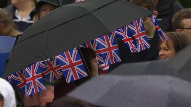 Lluvia, paraguas, miles de asistentes y fervor real en las calles de Londres