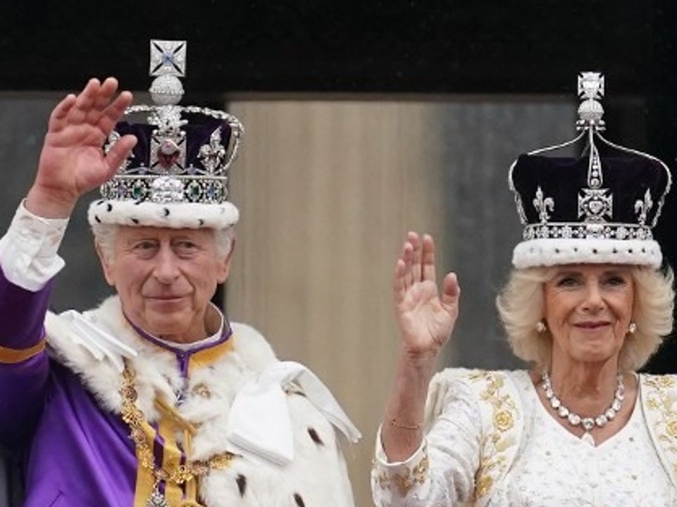 Buckingham palast: royals feiern ohne prinz harry auf dem balkon