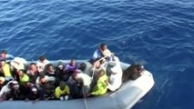 Altro barchino affondato nel Mediterraneo, 37 salvati