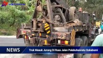 Truk Masuk Jurang Sedalam 20 Meter di Jalan Palabuhanratu-Sukabumi ,