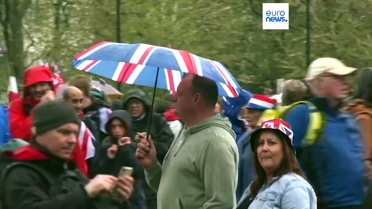 Il bagno di folla di Carlo e Camilla: Londra rende omaggio ai sovrani