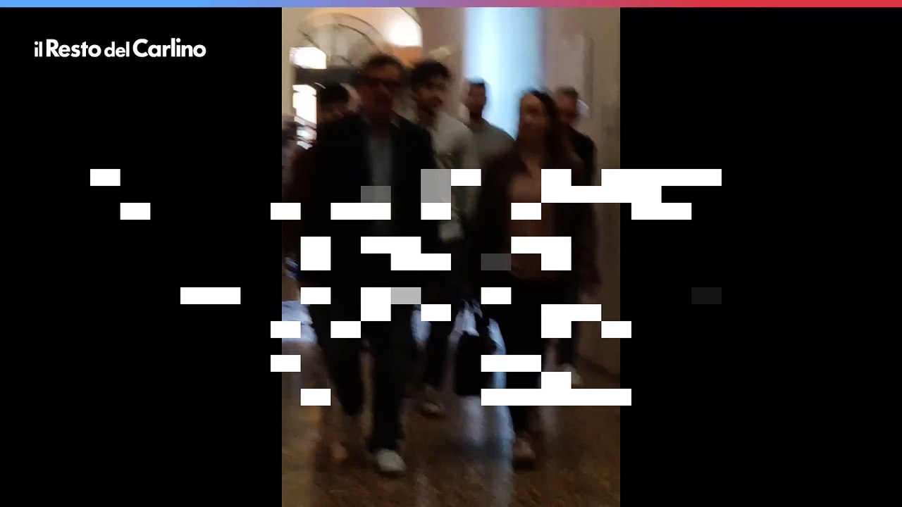 Carlo Calenda a Bologna: l'ingresso del leader di Azione al Baraccano. Il video