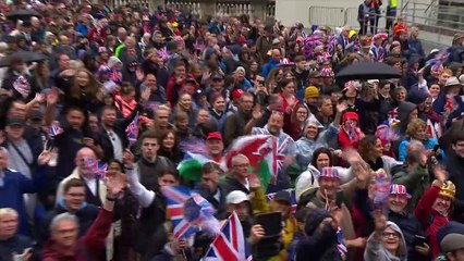 Thousands of royal fans flock down Mall to Buckingham Palace