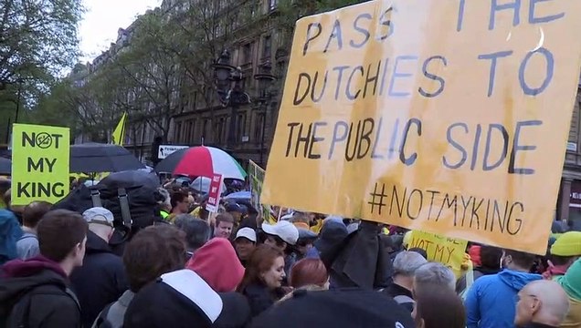 Antimonarquistas protestam em dia de coroação de Charles III