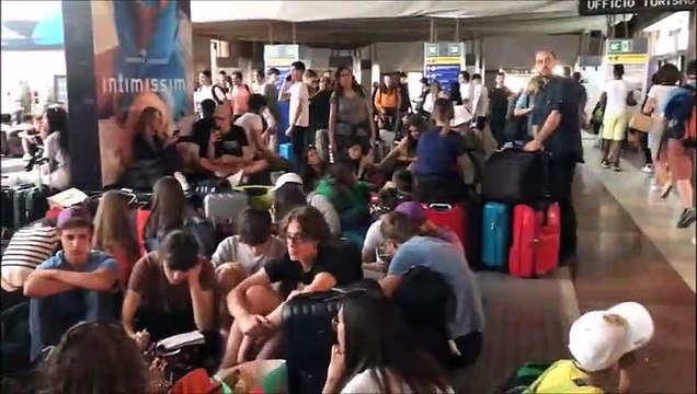 Firenze, maxi ritardi dei treni per un guasto: bivacchi dei viaggiatori a Santa Maria Novella