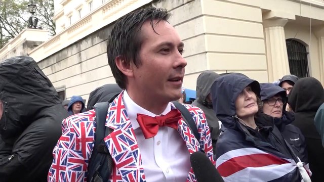 حشود كبيرة ترتدي العلم البريطاني لمشاهدة تتويج الملك تشارلز