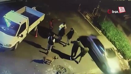 İzmir'de bayrak asan AK Partililere saldırdılar