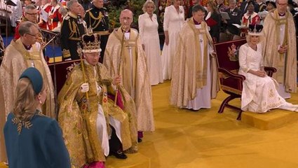 İngiltere'de Kral 3'üncü Charles, dedesinin kullandığı tahta oturdu