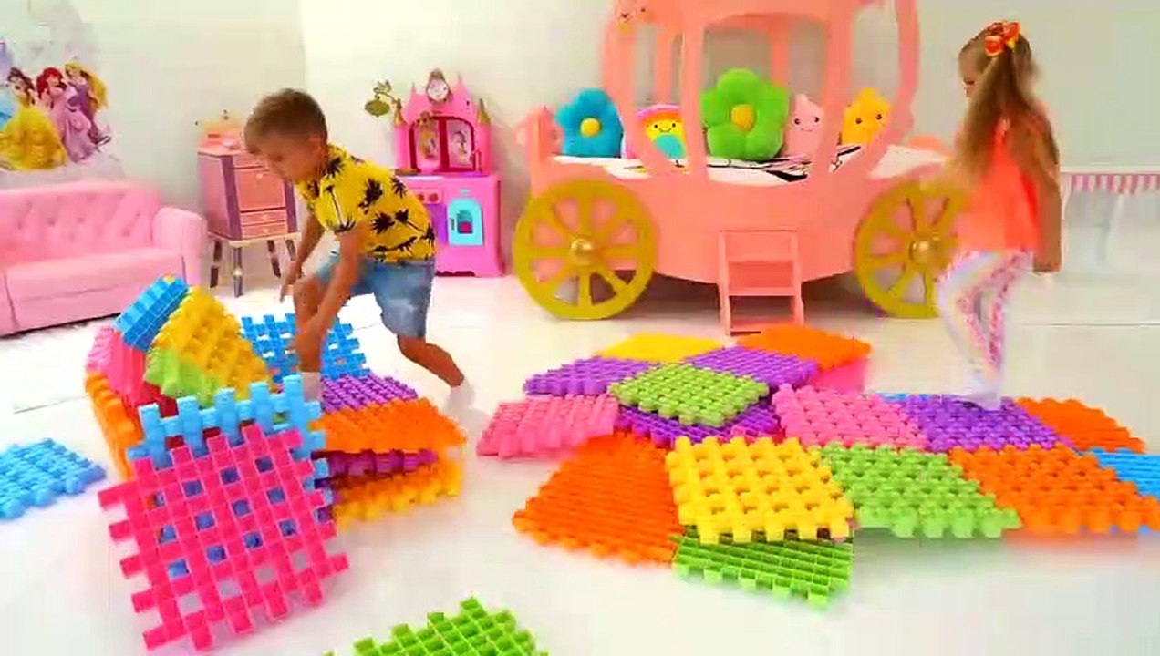Diana and Roma Pretend Play with Toy Blocks