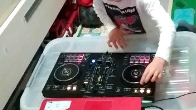 Los primeros juegos de Dani, en su habitación.