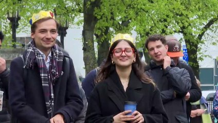 Súditos espalhados pelo mundo saúdam o rei Charles III