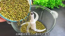 Pour the mung beans into the meat grinder, and it will become delicious in an instant. This is the first time I have seen it in half my life. What a master