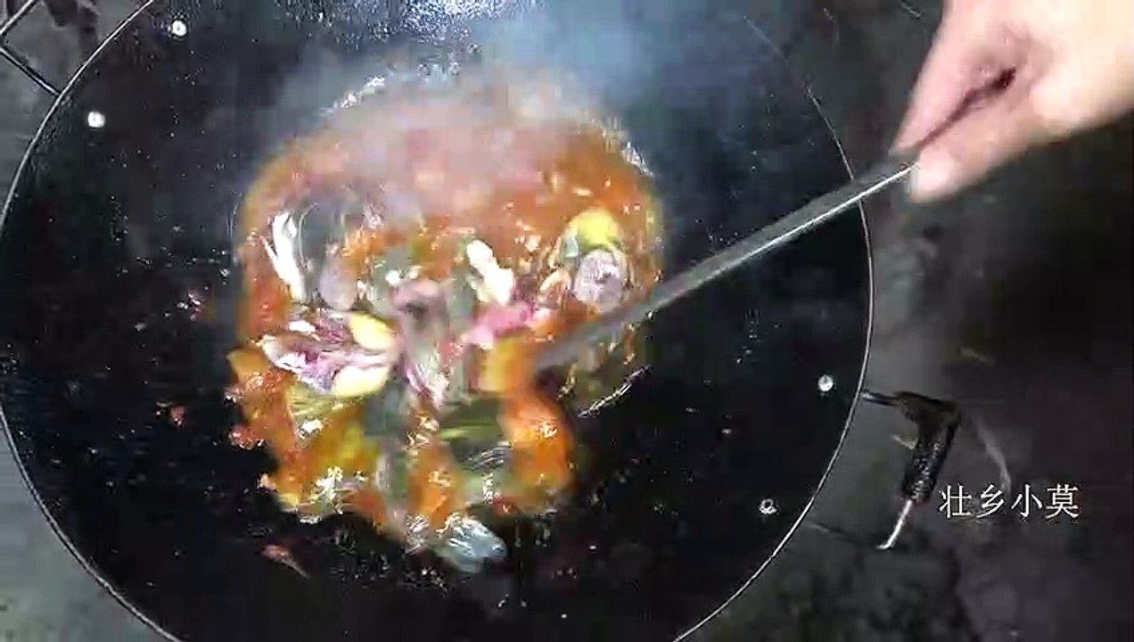 野钓上了三条极品河鱼，回家炒黄豆闷上一锅，小莫吃得满头大汗