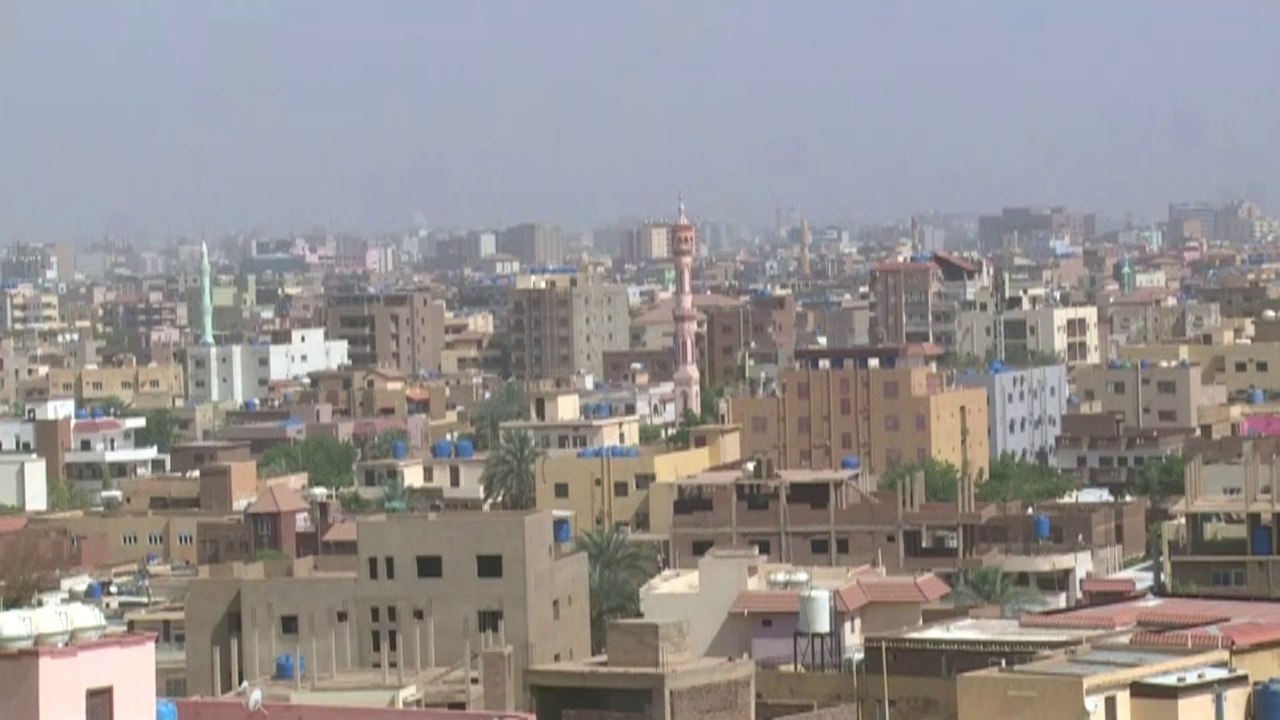 #الجيش_السوداني يتهم #الدعم_السريع بنهب البنوك.. ومراسل #العربية: سماع دوي مدافع وقذائف في #الخرطوم #السودان