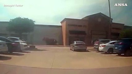 Video shock della sparatoria nel centro commerciale in Texas