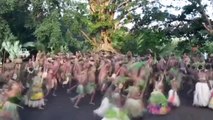 Vecinos de la isla de Tanna celebran la coronación de Carlos III con bailes tradicionales