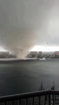 Elle voit 2 tornades arriver droit sur son appartement
