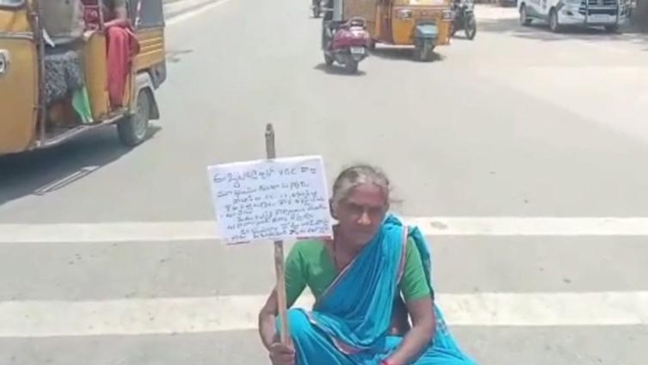 నిర్మల్: నడిరోడ్డుపై మహిళా రైతు నిరసన