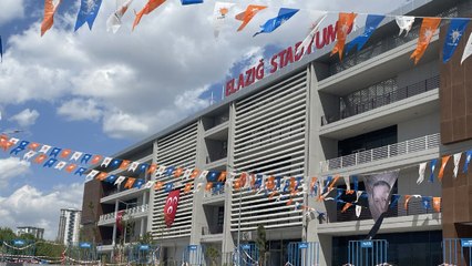 ‘Atatürk' adını unuttular ama partilerinin bayraklarını asmayı unutmadılar