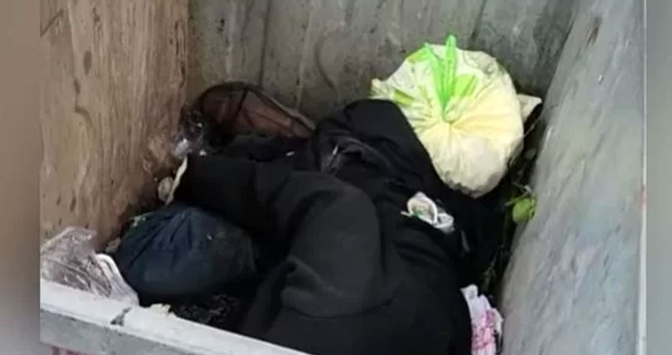 İstanbul'da evsiz bir adamın çöp kutusu içinde uyuduğu anlar gündem oldu