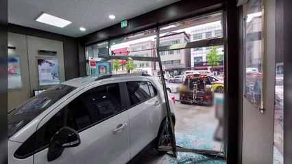 대낮 음주운전 차량, 은행으로 돌진...운전자 입건 / YTN