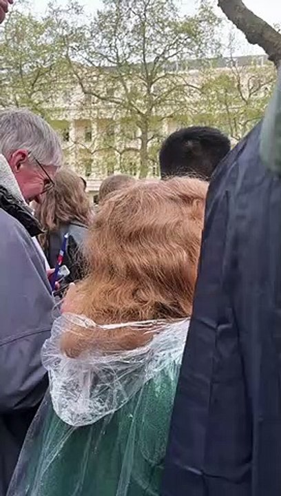Couronnement de Charles III : la foule reprend God save the King