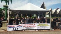 Policiais realizam manifestação pedindo pelo direito a folga e regulamentação da carga horária