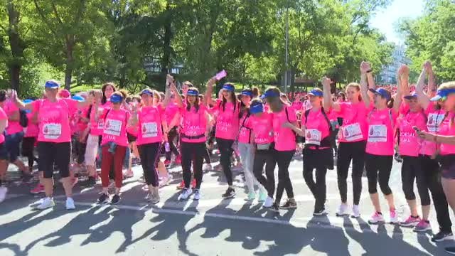 Una 'marea rosa' invade Madrid en la Carrera de la Mujer