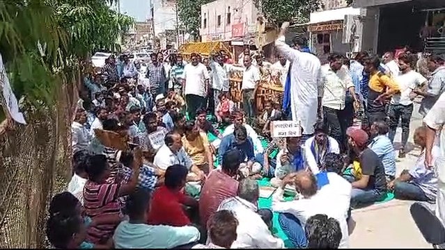 छात्रा आत्महत्या मामले ने पकड़ा तूल, थाने के सामने धरना पर बैठे परिजन, गिरफ्तारी नहीं होने तक शव उठाने से किया इंकार