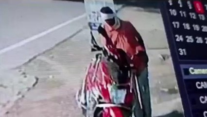 फिरोजाबाद: ग्राहक बनकर आया चोर, शॉप से उड़ा ले गया फ़ोन, सीसीटीवी में वारदात कैद