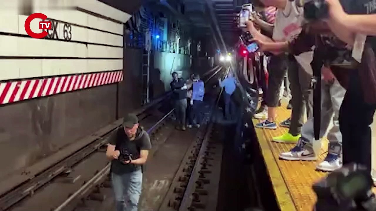 Protestocular metro raylarına atladı Polis ile çatıştı