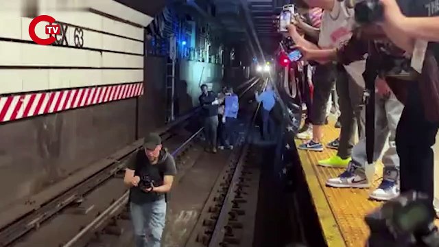 Protestocular metro raylarına atladı Polis ile çatıştı