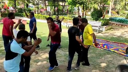 मॉर्निंग ग्रुप के सदस्य एक-दूसरे के साथ बांटते हैं खुशियां