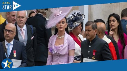 Oups ! Katy Perry a failli tomber par terre au couronnement de Charles III, ces images qui ont fait