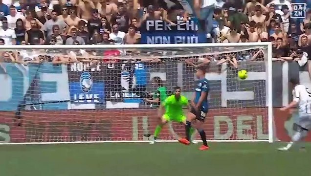 Bergamo, la vergogna dei cori razzisti contro lo juventino Vlahovic, che segna e zittisce lo stadio