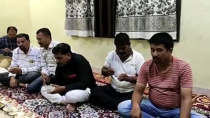 सांसद ने बच्चों को दी ईदी, युवाओ को गले लगाया